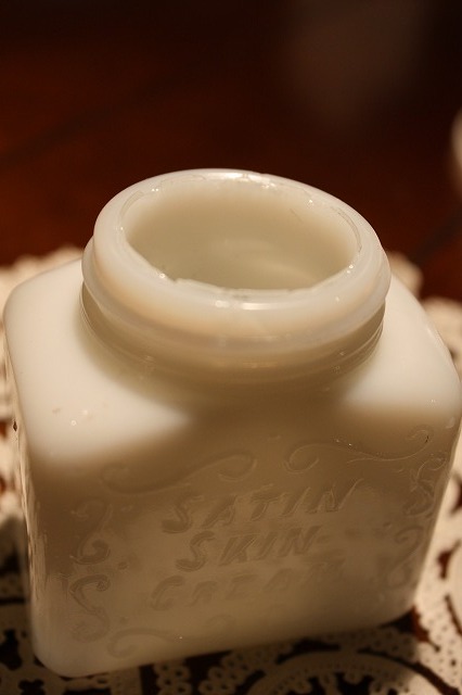 画像: ミルクガラスボトル　SATIN SKIN CREAM